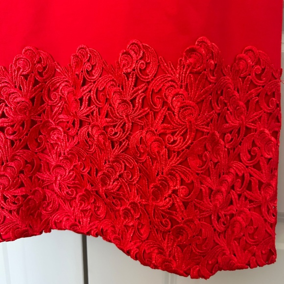 Red lace dress - Picture 2 of 3